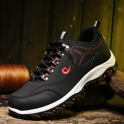 Schwarzer Wanderschuh, Herren, rutschfest, atmungsaktiv, Outdoor, robust, mit rotem Detail.