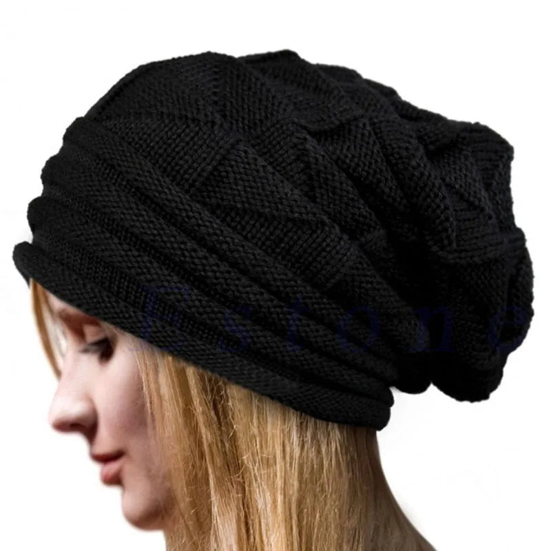 Schwarze Strickmütze für Damen, Wintermode, warm, stilvoll, bequem, Accessoire.