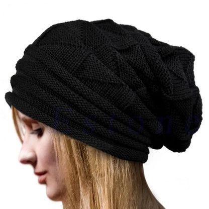 Schwarze Strickmütze für Damen, Wintermode, warm, stilvoll, bequem, Accessoire.
