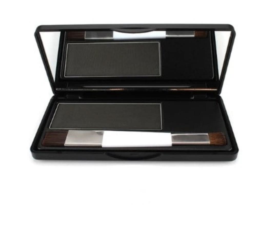 Öppet svart puderetui med spegel och dubbelsidig borste, med en svart puderyta. 5