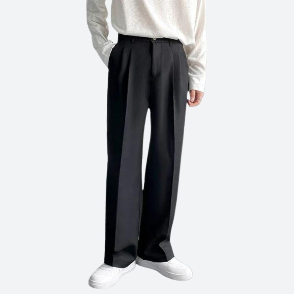 Schwarze Herren-Hose, gerade geschnitten, aus Baumwolle, kombiniert mit weißem Langarmshirt.