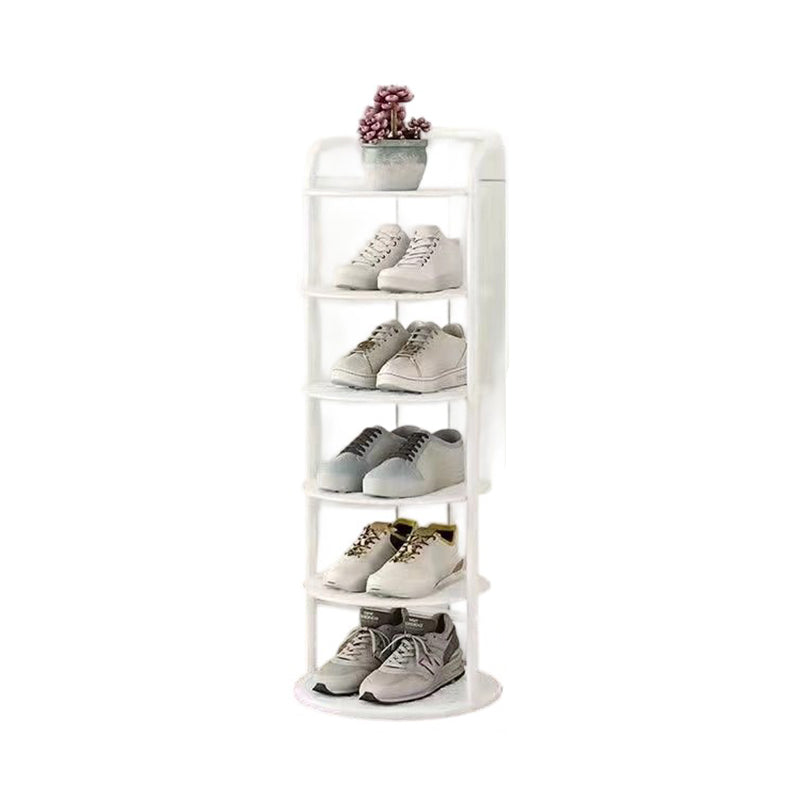 Vitt skoställ med sex hyllplan, sneakers och en liten kruka överst, mot vit bakgrund 12