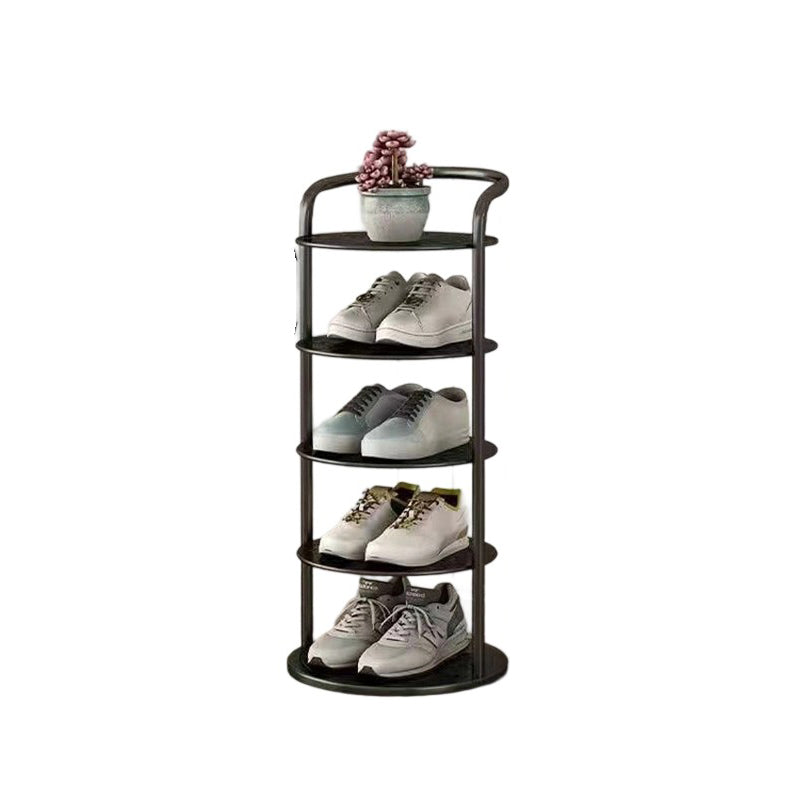 Svart skoställ med fem hyllplan, sneakers och en liten kruka överst, mot vit bakgrund 15