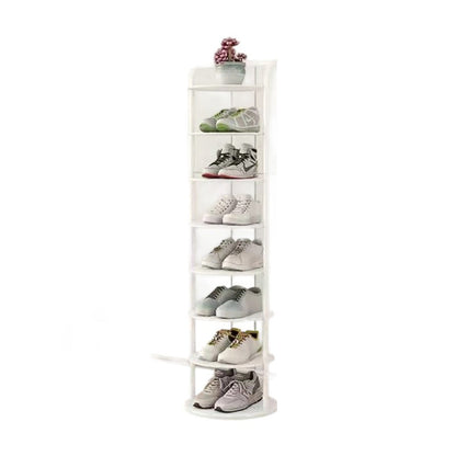 Vitt skoställ med åtta hyllplan, sneakers och en liten kruka överst, mot vit bakgrund 14