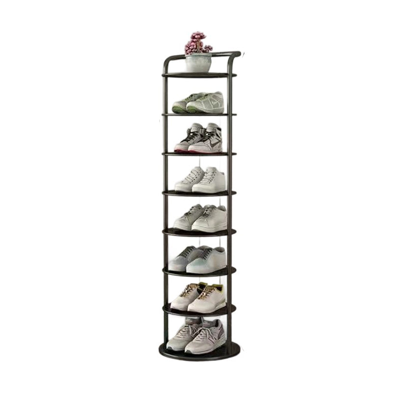 Svart skoställ med åtta hyllplan, sneakers och en liten kruka överst, mot vit bakgrund 17