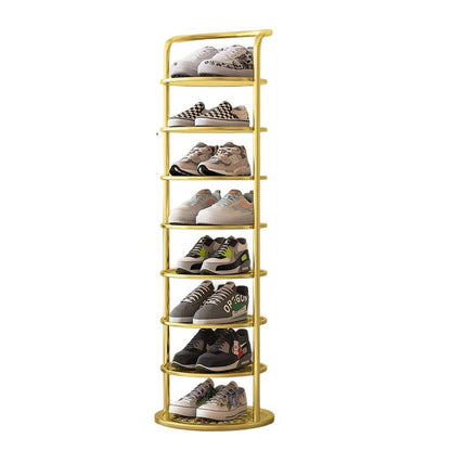 Smalt guldfärgat skoställ i metall med åtta runda hyllplan, fullt av sneakers, fotograferat framifrån 21