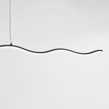 Moderne LED-Pendelleuchte, wellenförmig, schwarz-weiß, minimalistisches Design, Innenbeleuchtung.
