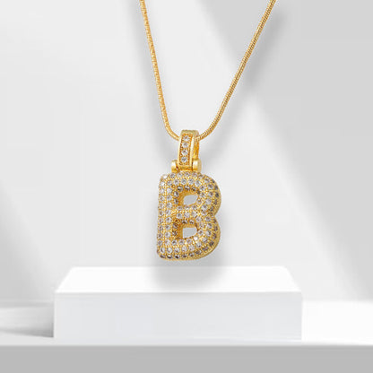 Goldene Buchstaben-Halskette mit Strasssteinen, Buchstabe B, elegantes Schmuckdesign.