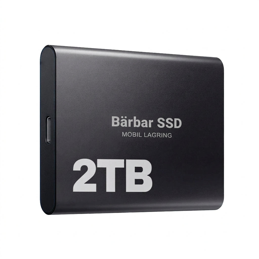 Svart extern SSD med 2 TB sedd snett framifrån mot vit bakgrund 8