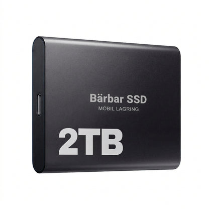 Svart extern SSD med 2 TB sedd snett framifrån mot vit bakgrund 8
