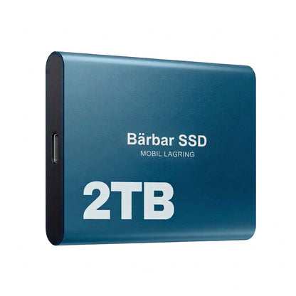 Blå extern SSD med 2 TB sedd snett framifrån mot vit bakgrund 9