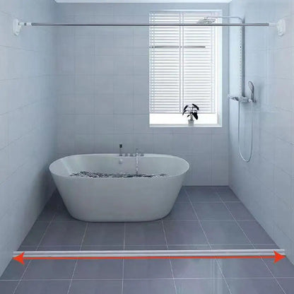 Badewanne mit grauen Fliesen, Duschvorhangstange, Wasserbarriere, modernes Badezimmerdesign.
