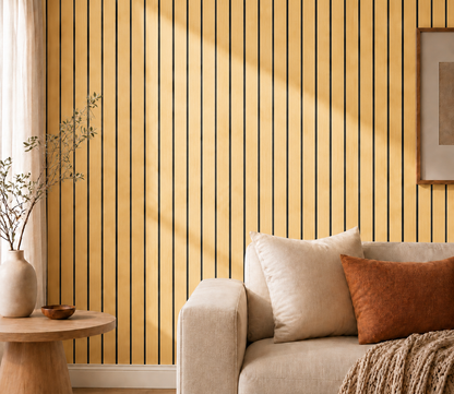 Närbild på ljus träfärgad ribbvägg bakom beige soffa med kuddar och vas på sidobord 36