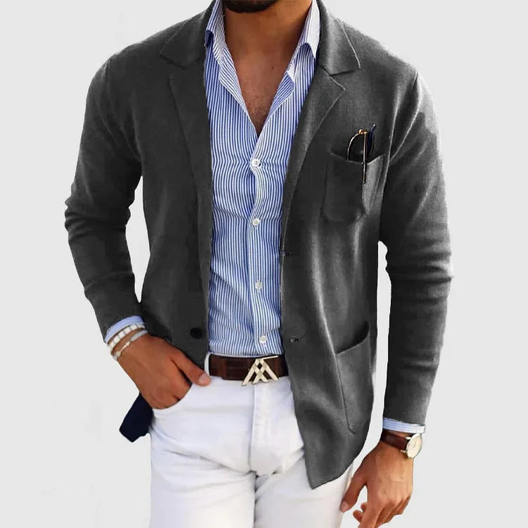 Graue Herren-Strickjacke, elegant, über blau-weiß gestreiftem Hemd, modisch, stilvoll.