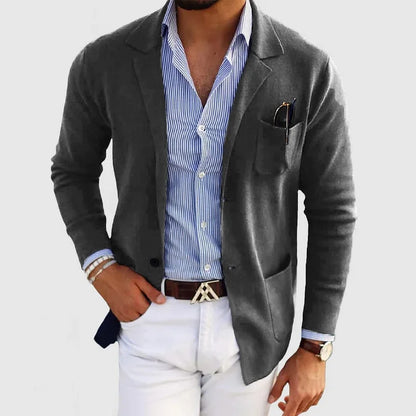 Graue Herren-Strickjacke, elegant, über blau-weiß gestreiftem Hemd, modisch, stilvoll.