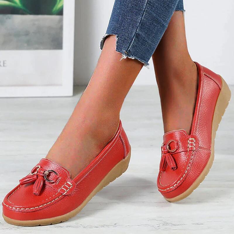 Rote Damen-Mokassins aus Leder mit Quasten, bequeme Freizeitschuhe, modisch und elegant.
