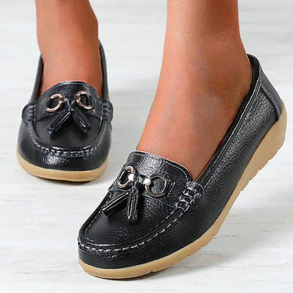 Schwarze Damen-Loafer aus Leder mit Quasten, rutschfeste Sohle, elegantes Design.