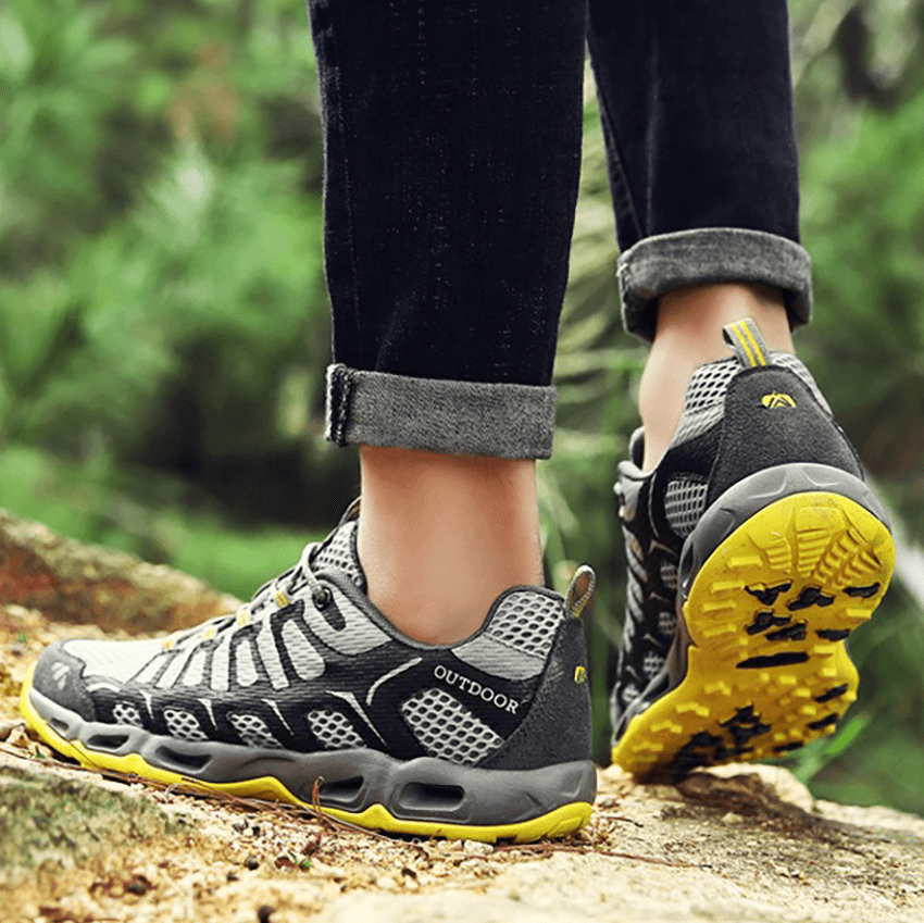Graue Outdoor-Schuhe mit gelber Sohle, ideal für Wandern, atmungsaktiv, rutschfest.