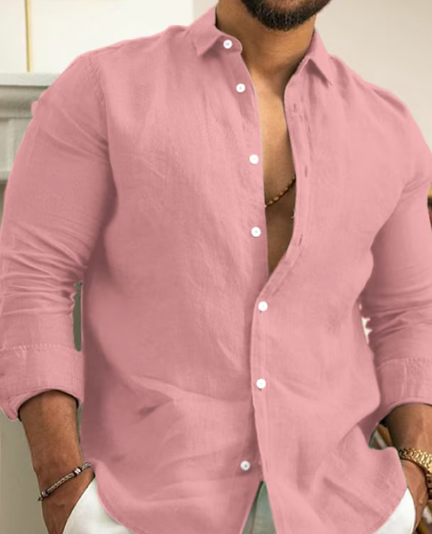 Mann in rosa Leinenhemd, lässig, modisch, Sommermode, Herrenbekleidung, Knopfleiste.