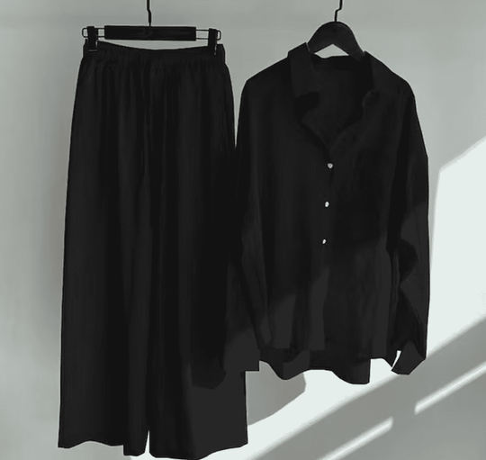 Schwarzes Damen-Outfit, bestehend aus Bluse und Hose, aus Baumwolle, minimalistisch, elegant.