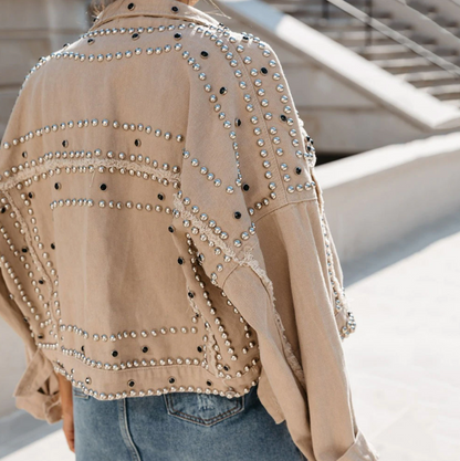 Beige Jeansjacke mit Nieten, Damenmode, lässiger Stil, Rückansicht, modisch, urban.