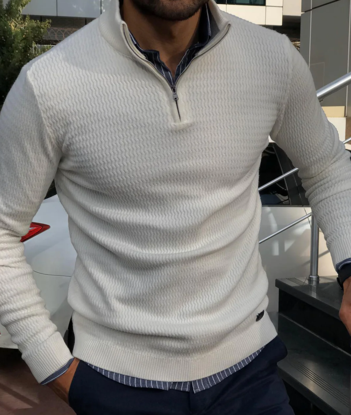 Mann in weißem Strickpullover mit Reißverschluss, eleganter Freizeitlook, Herrenmode.