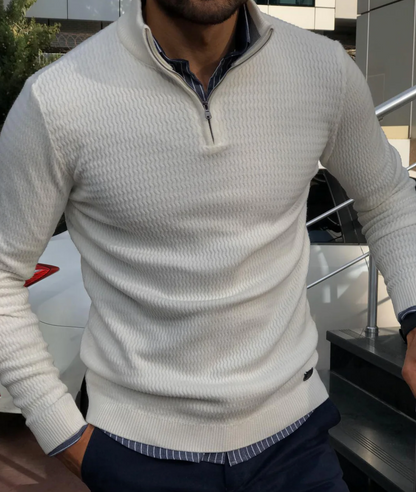Mann in weißem Strickpullover mit Reißverschluss, eleganter Freizeitlook, Herrenmode.