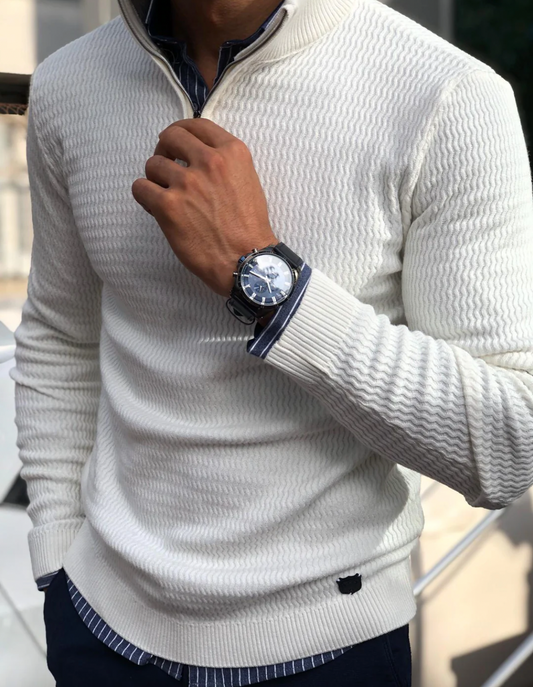 Mann in weißem Strickpullover mit Armbanduhr, eleganter Herrenmode, stilvoller Look.