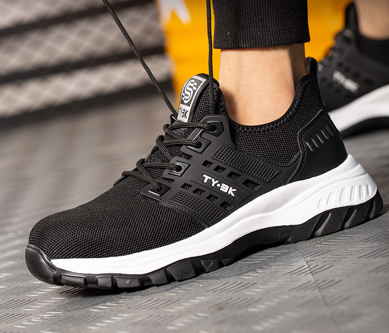 Schwarzer Sportschuh mit weißer Sohle, atmungsaktives Mesh, ideal für Laufen und Fitness.
