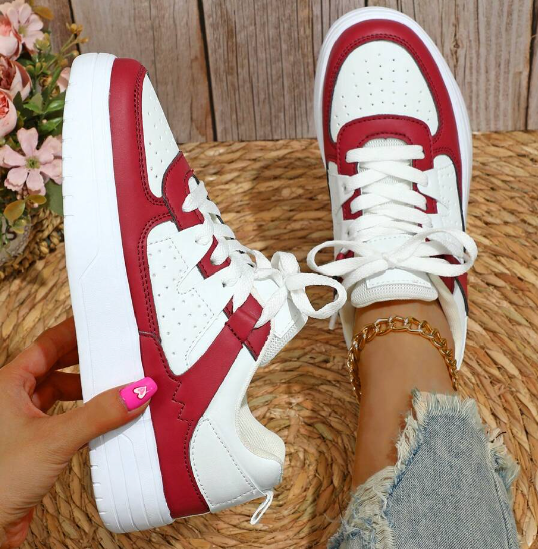 Weiße und rote Sneaker, Damen, Leder, auf geflochtenem Teppich, modisch, Freizeit.