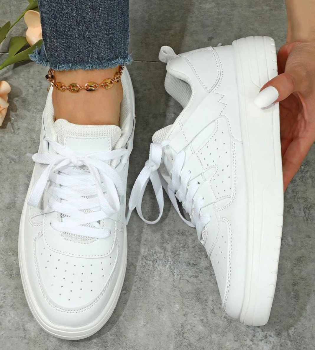 Weiße Sneaker Damen, Leder, sportlich, bequem, modisch, Freizeit, Jeans, Blumen, Hand.