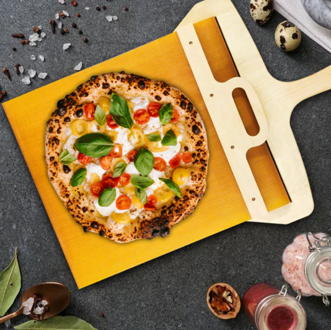 Pizza auf Holzschieber mit Basilikum und Tomaten, rustikaler Hintergrund, italienische Küche.
