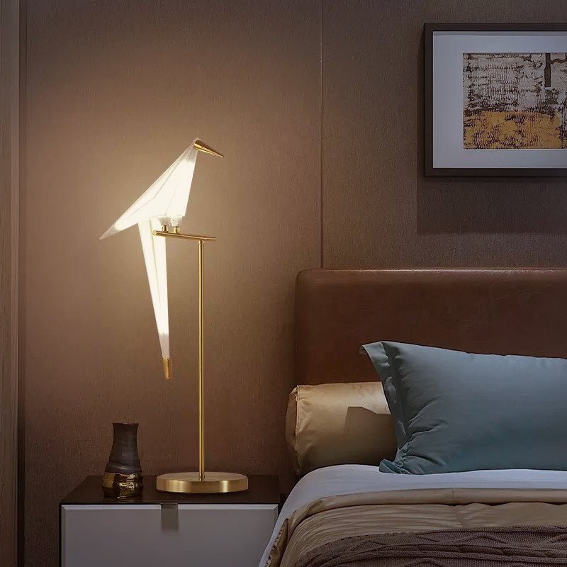 Goldene Vogel-Tischlampe auf Nachttisch, modernes Design, Schlafzimmerbeleuchtung.