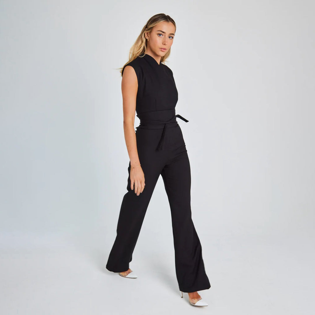 Frau in schwarzem Jumpsuit, ärmellos, elegant, Mode, Damenbekleidung, Studioaufnahme.