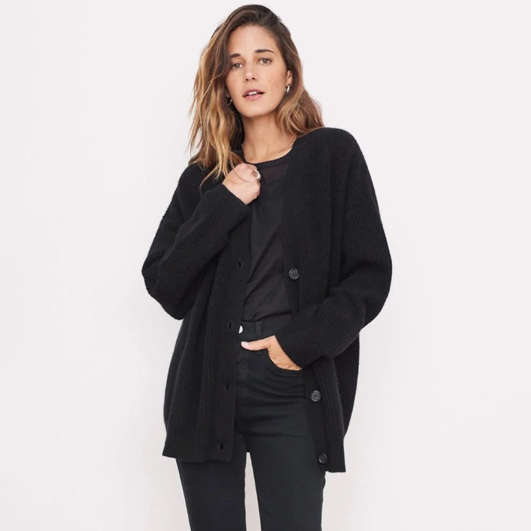 Frau trägt schwarzen Strick-Cardigan, lässiger Stil, Damenmode, Herbstbekleidung.