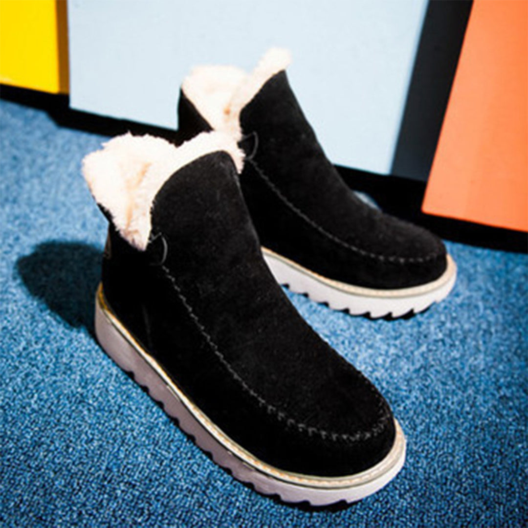 Schwarze Damen-Winterstiefel aus Wildleder mit weißem Kunstfellfutter und rutschfester Sohle.
