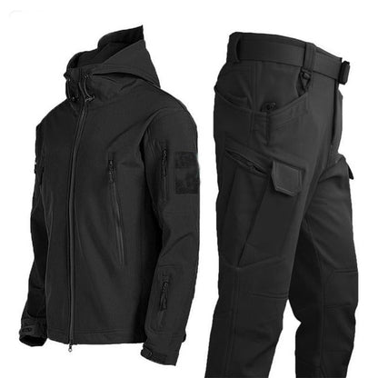 Schwarzer taktischer Anzug, winddicht, elastisch, ideal für Herbst und Winter.