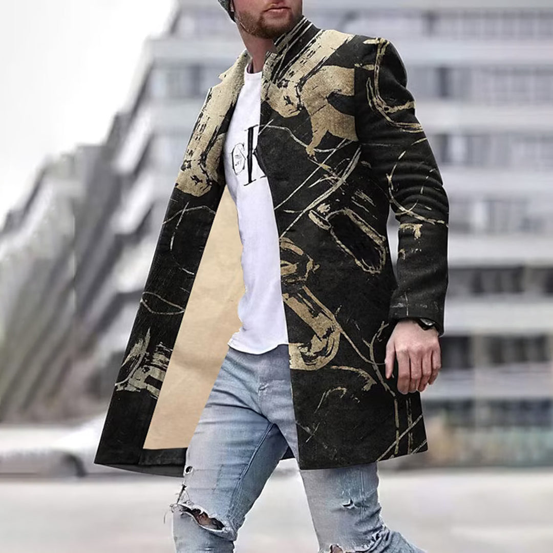 Mann in schwarzem, gemustertem Mantel, zerrissene Jeans, urbaner Hintergrund.