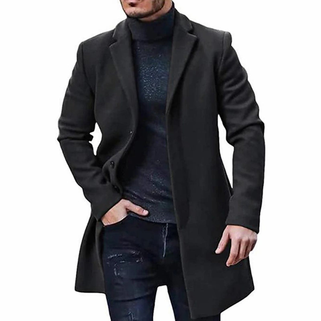 Mann in schwarzem Wollmantel, eleganter Herrenmantel, Wintermode, klassischer Stil.