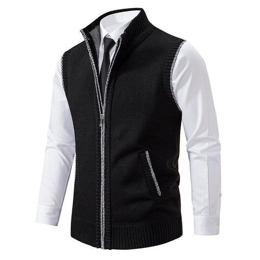 Schwarze Herrenweste mit Reißverschluss, über weißem Hemd, eleganter Business-Look.