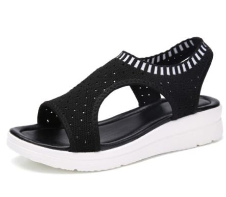 Schwarze Damen-Sandale mit Keilabsatz, atmungsaktivem Mesh, ideal für Sommermode.