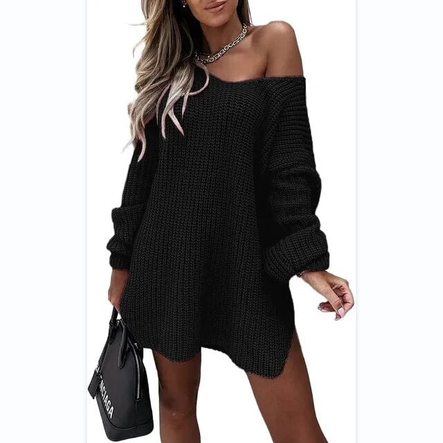 Frau in schwarzem Strickpullover-Kleid, schulterfrei, modisch, mit schwarzer Handtasche.