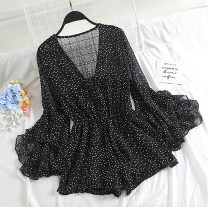 Schwarzer Chiffon-Overall mit weißen Punkten, V-Ausschnitt, weite Ärmel, Damenmode.