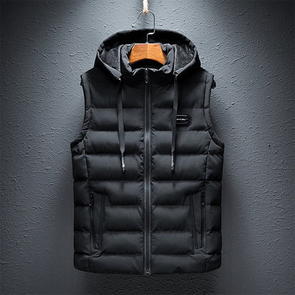 Schwarze Steppweste mit Kapuze, Reißverschluss, Herrenmode, Winterbekleidung, warm, stilvoll.
