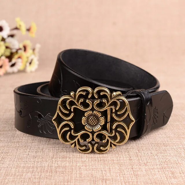 Schwarzer Ledergürtel mit goldener Schnalle, Blumenmuster, modisches Accessoire für Damen.