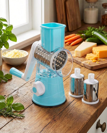 Ljusblå hackare med vit vev på en träbänk, med två extra trummor, ost, morötter och zucchini i bakgrunden. 10
