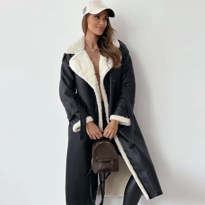 Frau in schwarzem Ledermantel mit Lammwolle, Gürtel, Taschen, Herbstmode 2023.