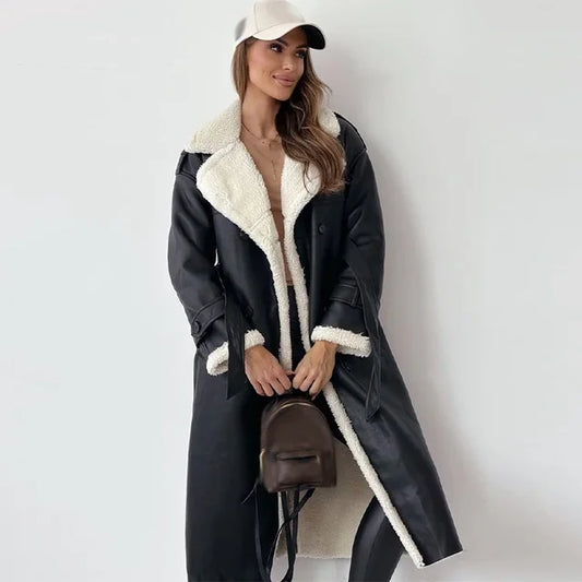 Frau in schwarzem Ledermantel mit Lammwolle, Gürtel, Taschen, Herbstmode 2023.