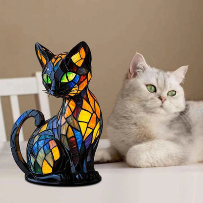 Kattlampan på en vit bänk bredvid en ljus levande katt med gröna ögon 4