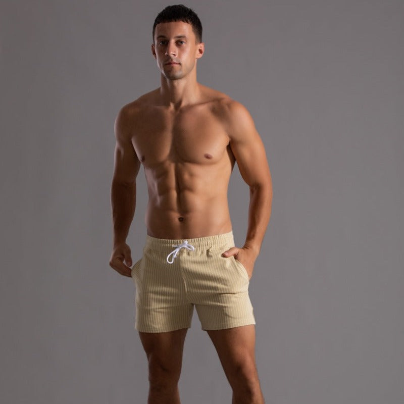 Mann in beigen Performance-Shorts, sportlich, TokyoFit, Vitale ActiveWear, Fitnessmode.